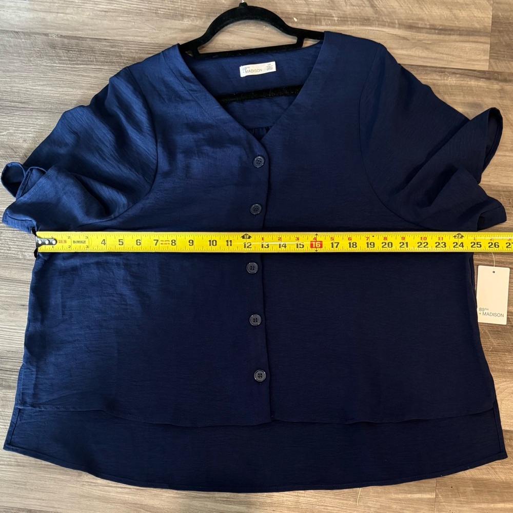 NWT 89th & Madison V-Neck Navy Button-Down Blouse - Large - Picture 5 of 7